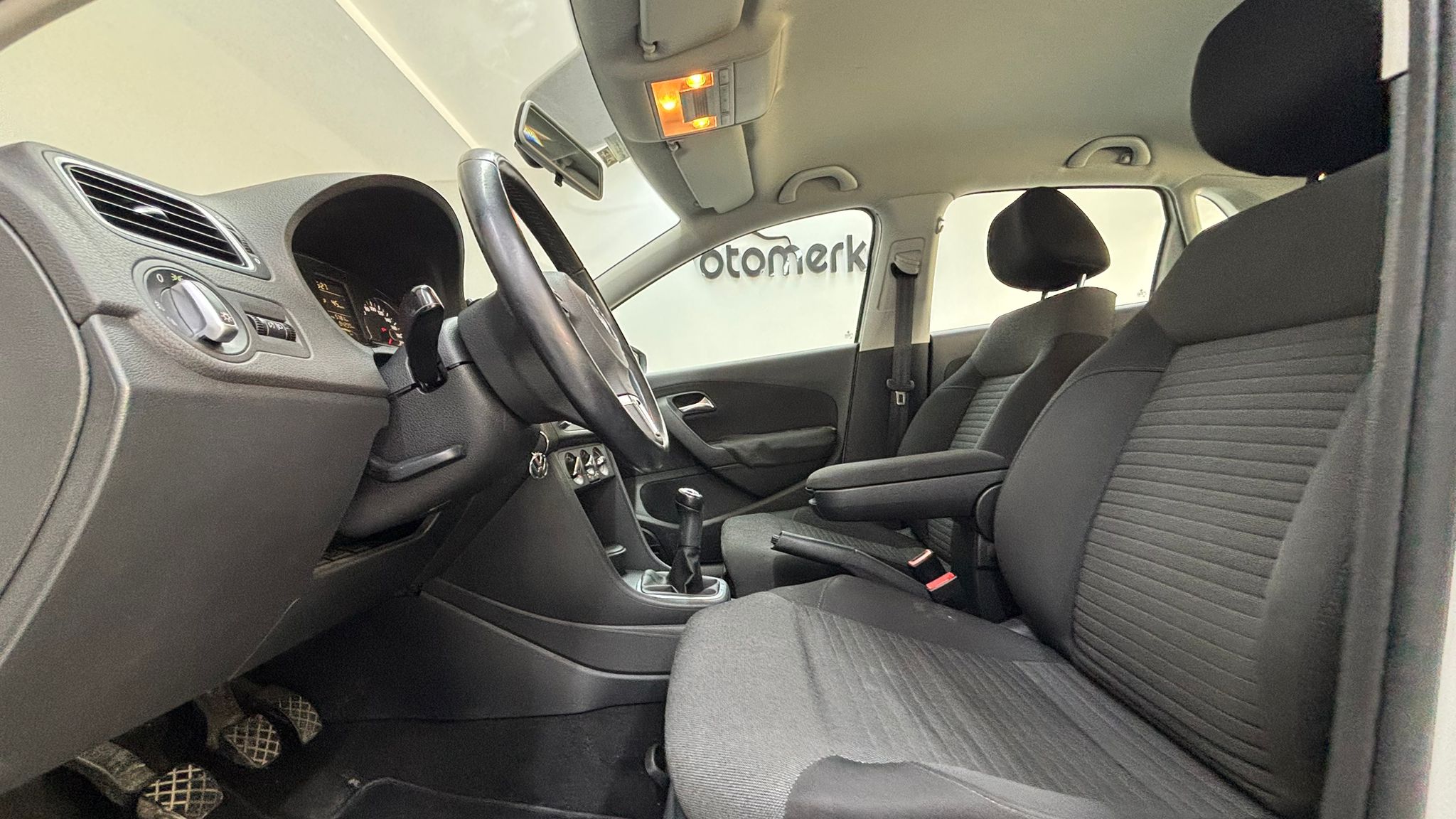 VOLKSWAGEN POLO 17